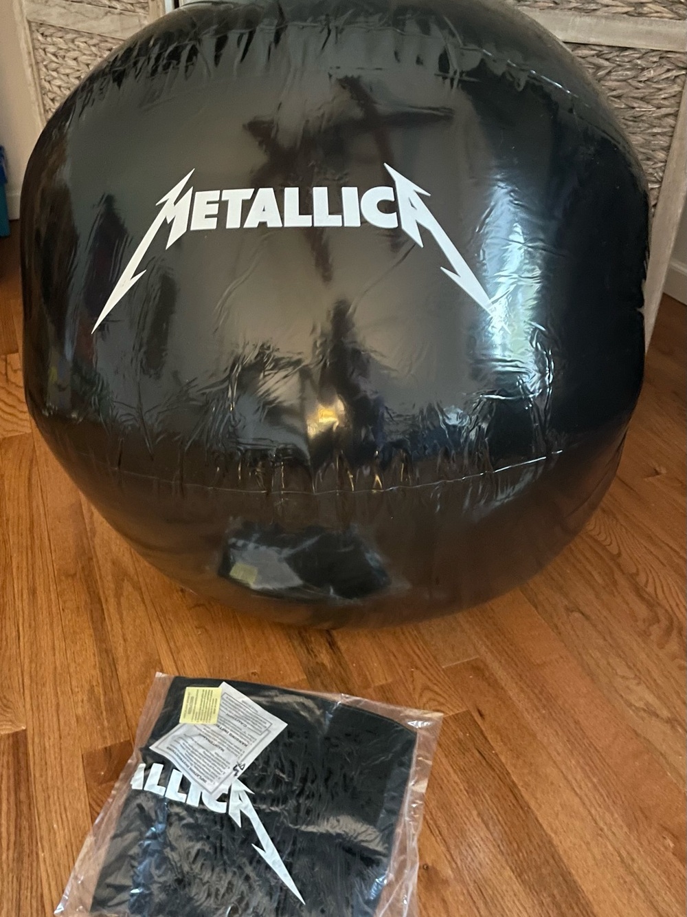 Metallica Inflatable Black Beach Ball Concert Drop Huge 32 Inches New